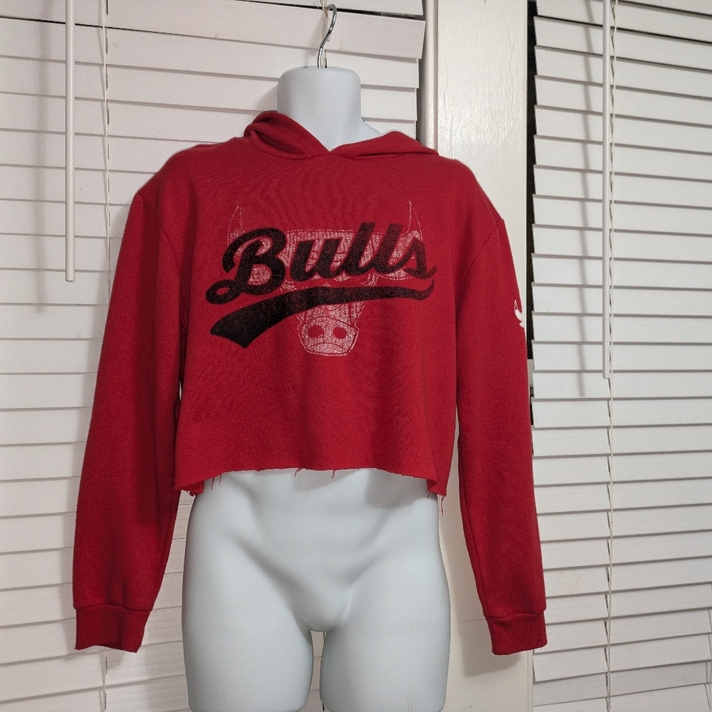 NBA Women's Red cropped long sleeve Chicago Bulls cropped hoodie. EUC. SIZE M